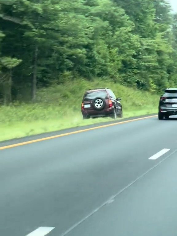 Un conducteur en colère tente de dépasser "tout-terrain" sur l'autoroute et détruit la voiture : vidéo choquante