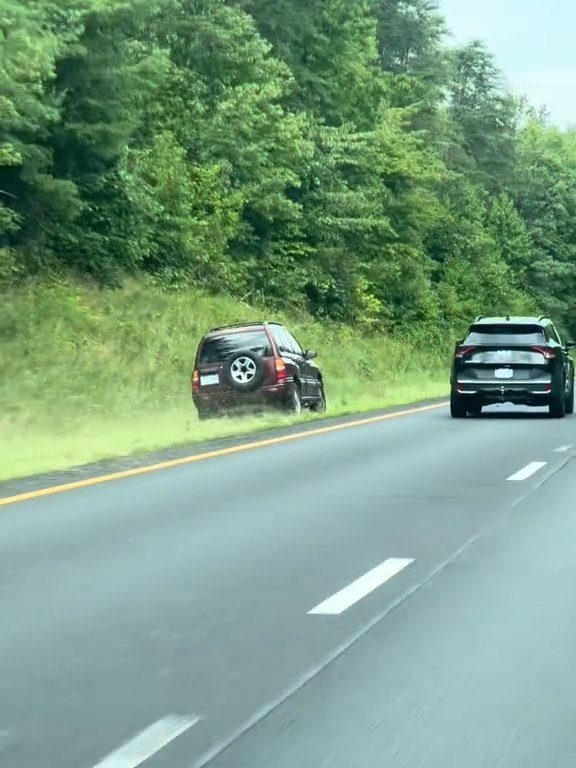 Guidatrice rabbiosa tenta sorpasso "off road" in autostrada e distrugge l'auto: video shock