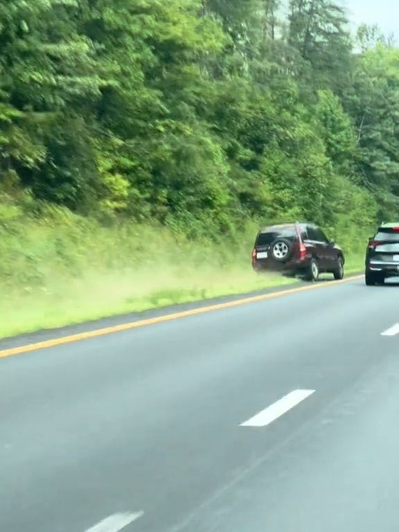 Guidatrice rabbiosa tenta sorpasso "off road" in autostrada e distrugge l'auto: video shock