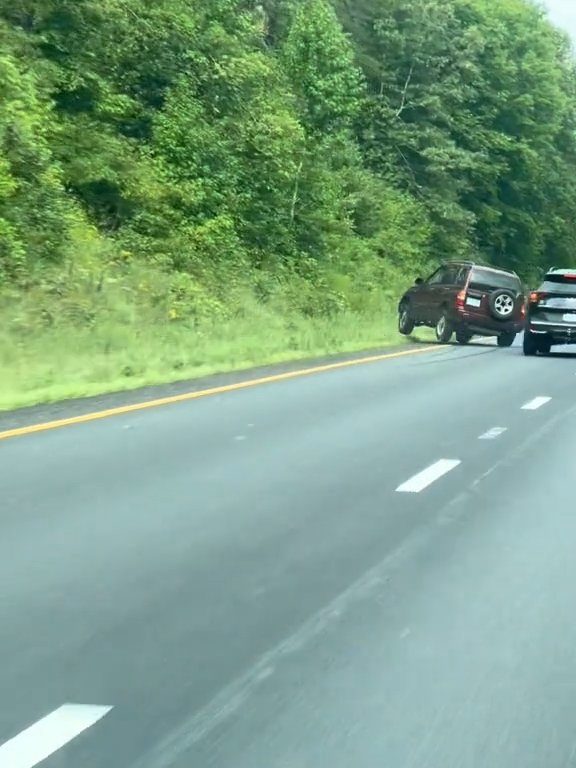 Un conducteur en colère tente de dépasser "tout-terrain" sur l'autoroute et détruit la voiture : vidéo choquante