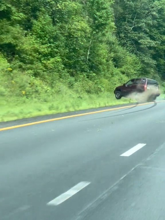 Guidatrice rabbiosa tenta sorpasso "off road" in autostrada e distrugge l'auto: video shock