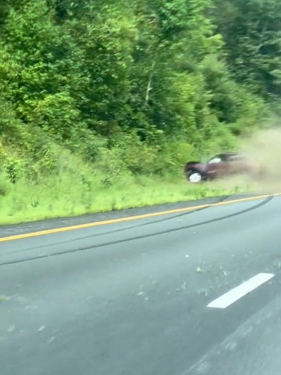 Un conducteur en colère tente de dépasser "tout-terrain" sur l'autoroute et détruit la voiture : vidéo choquante