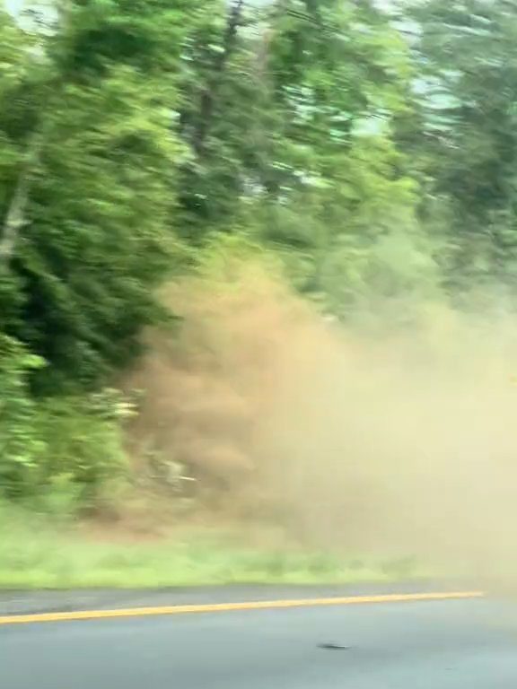 Un conducteur en colère tente de dépasser "tout-terrain" sur l'autoroute et détruit la voiture : vidéo choquante