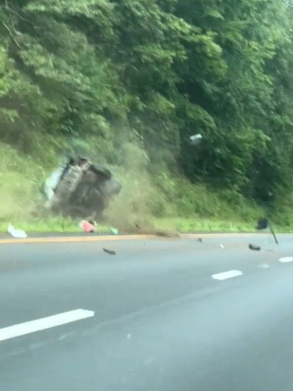 Guidatrice rabbiosa tenta sorpasso "off road" in autostrada e distrugge l'auto: video shock