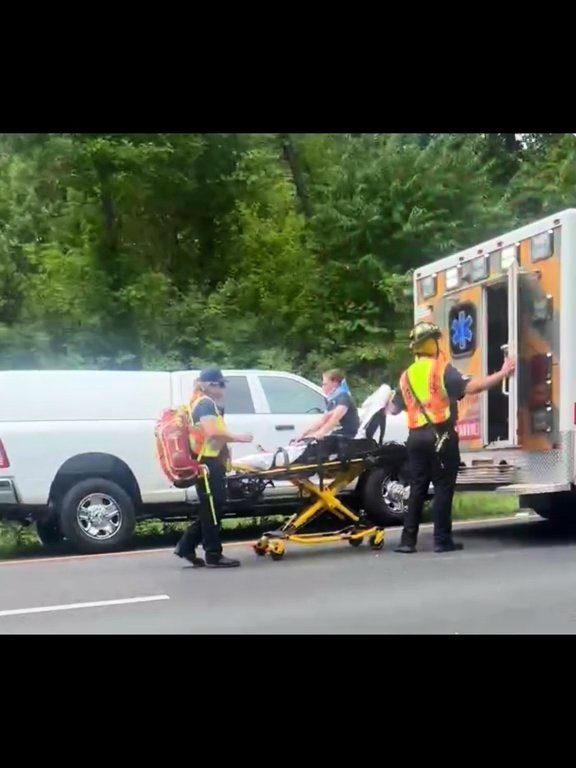 Un conducteur en colère tente de dépasser "tout-terrain" sur l'autoroute et détruit la voiture : vidéo choquante