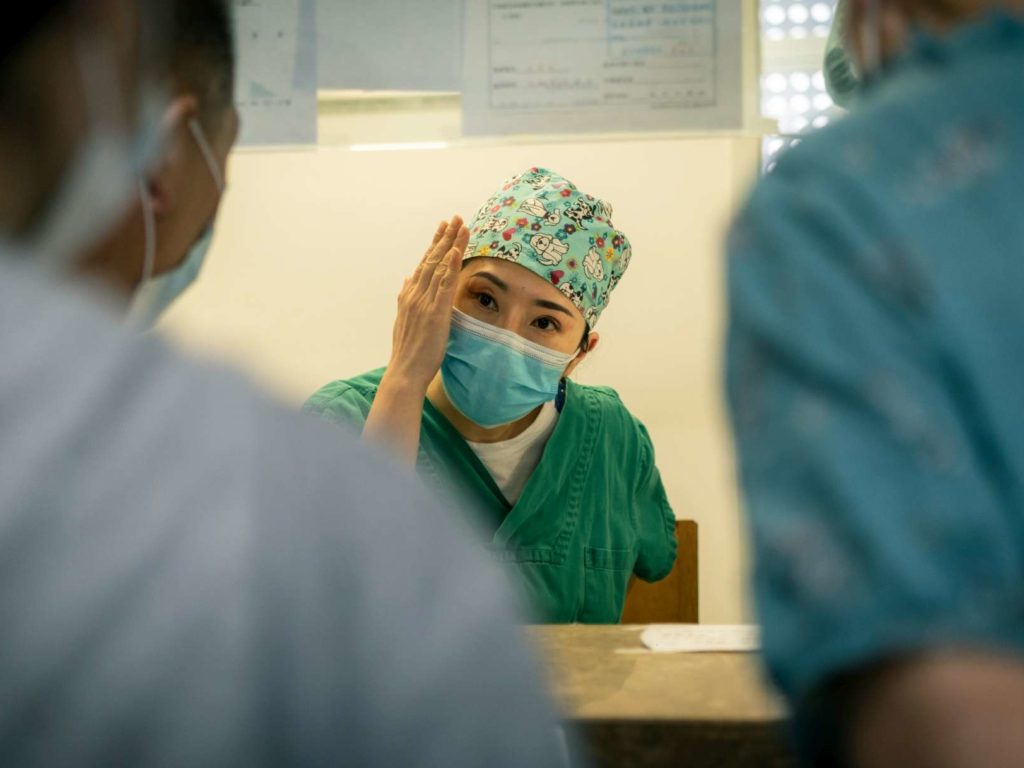 Su amante sufre un derrame cerebral, su esposa se venga desconectando sus máquinas que le salvan la vida.