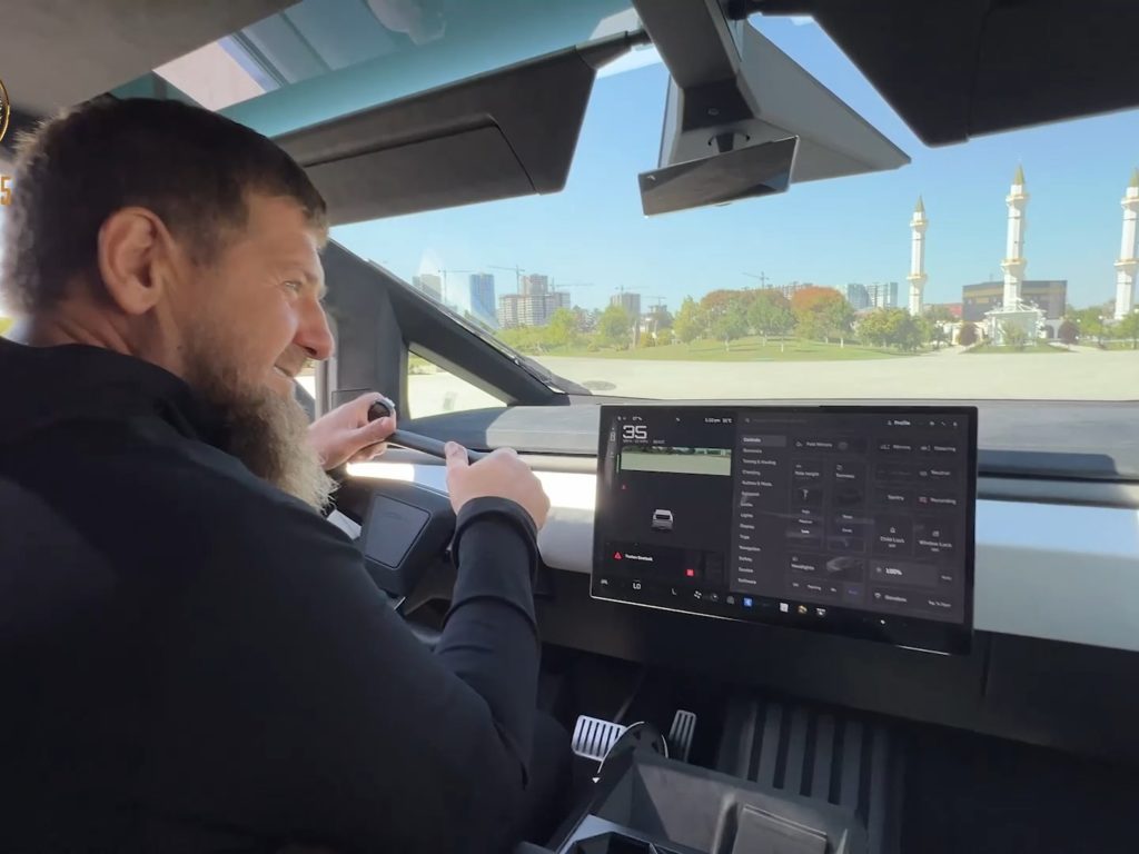 Kadyrov y el Tesla Cybertruck con ametralladora: la verdadera historia del regalo de Musk