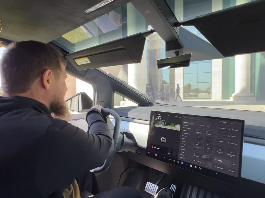 Kadyrov et le Tesla Cybertruck avec mitrailleuse : l'histoire vraie du cadeau de Musk