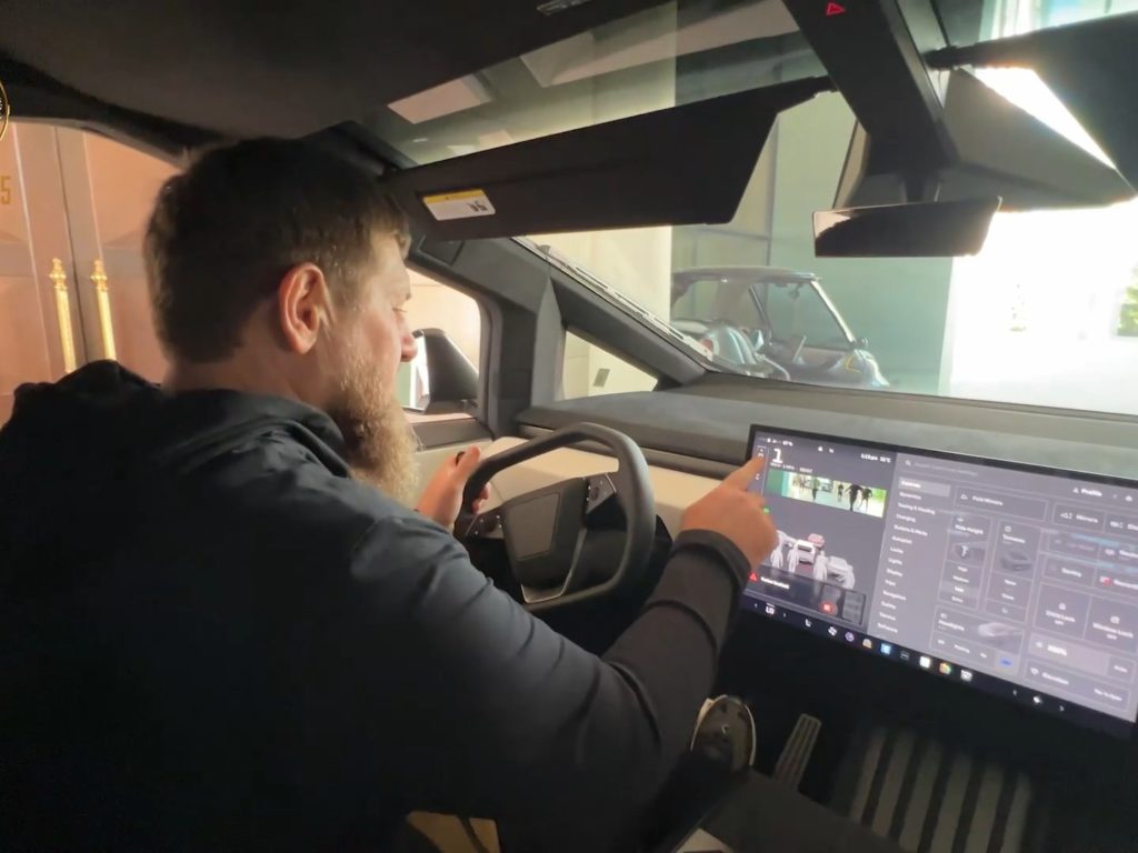 Kadyrov et le Tesla Cybertruck avec mitrailleuse : l'histoire vraie du cadeau de Musk