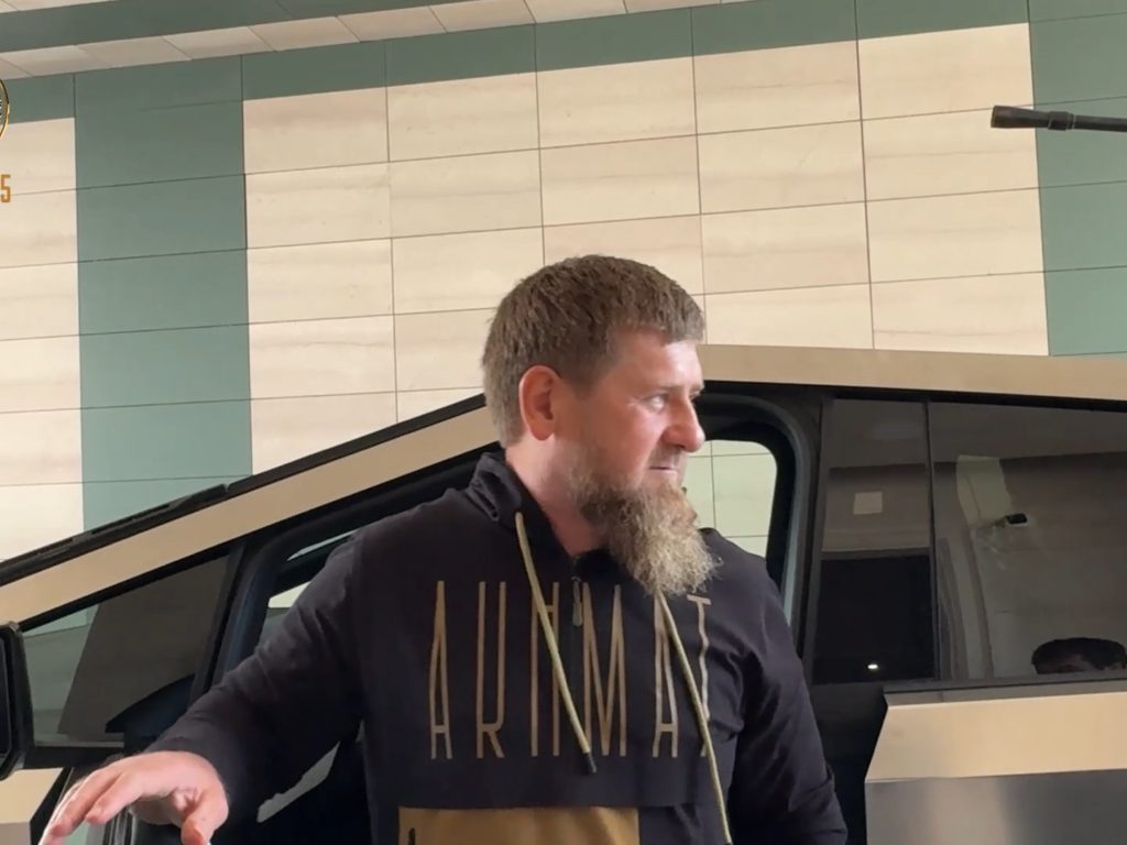 Kadyrov et le Tesla Cybertruck avec mitrailleuse : l'histoire vraie du cadeau de Musk