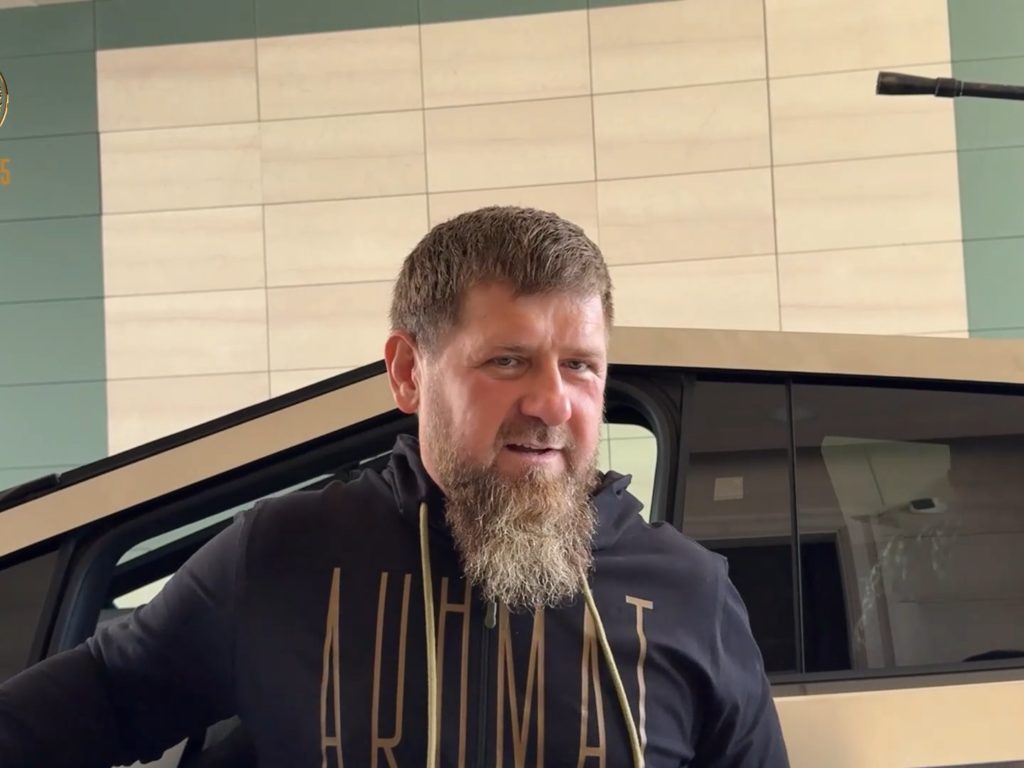 Kadyrov y el Tesla Cybertruck con ametralladora: la verdadera historia del regalo de Musk