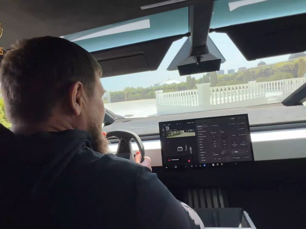 Kadyrov et le Tesla Cybertruck avec mitrailleuse : l'histoire vraie du cadeau de Musk