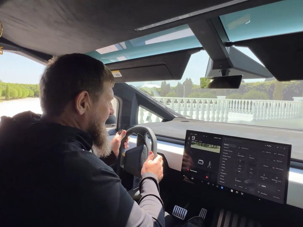 Kadyrov y el Tesla Cybertruck con ametralladora: la verdadera historia del regalo de Musk