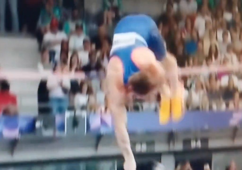 Olimpiadi, atleta di salto con l'asta eliminato per colpa del suo pene