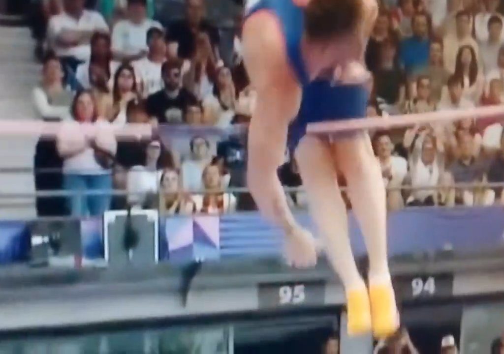 Olimpiadi, atleta di salto con l'asta eliminato per colpa del suo pene