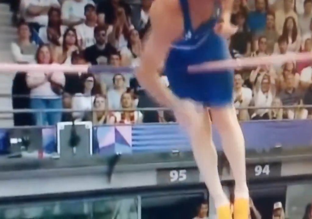 Olimpiadi, atleta di salto con l'asta eliminato per colpa del suo pene