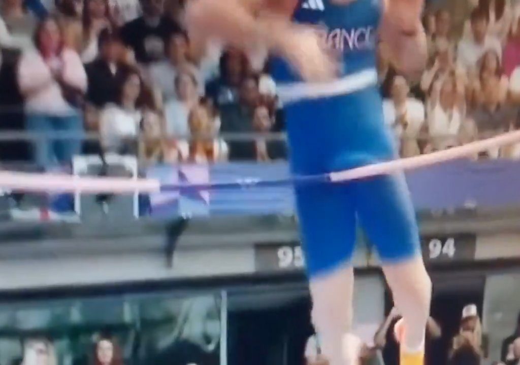 Olimpiadi, atleta di salto con l'asta eliminato per colpa del suo pene