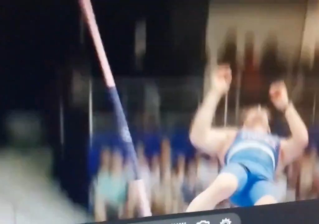 Olimpiadi, atleta di salto con l'asta eliminato per colpa del suo pene