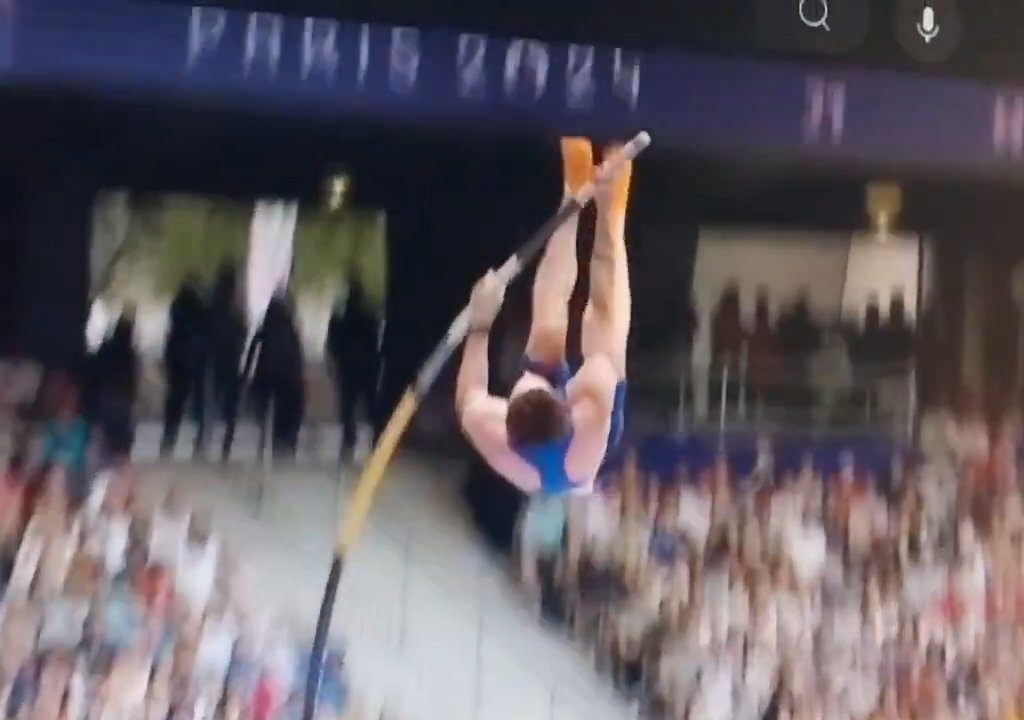 Olimpiadi, atleta di salto con l'asta eliminato per colpa del suo pene