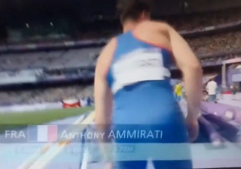 Olimpiadi, atleta di salto con l'asta eliminato per colpa del suo pene