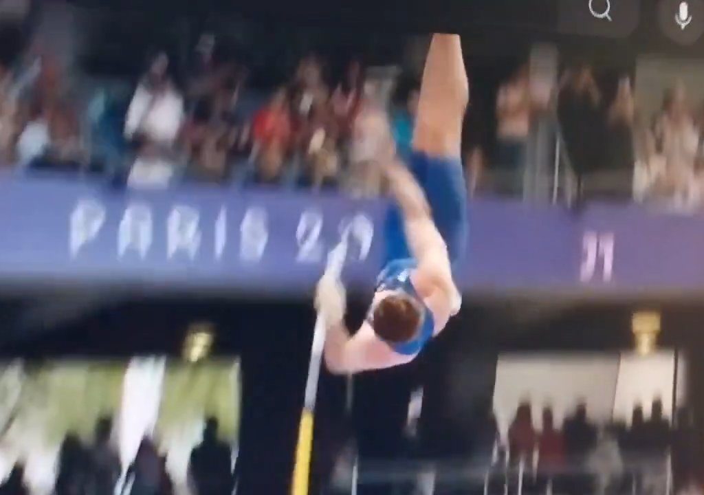 Olimpiadi, atleta di salto con l'asta eliminato per colpa del suo pene