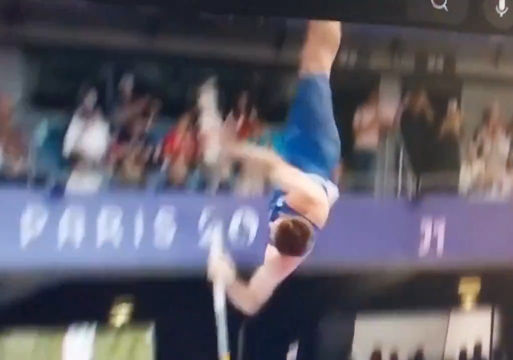 Olimpiadi, atleta di salto con l'asta eliminato per colpa del suo pene