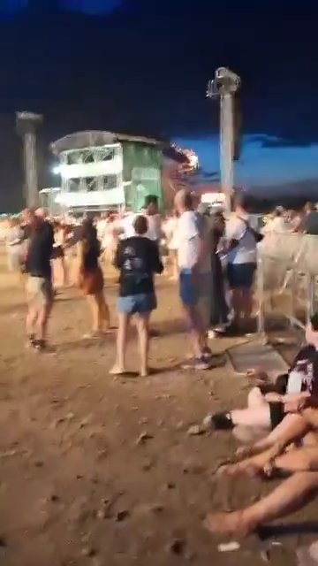 Orrore alla festa di paese, incendio sulla ruota panoramica piena di persone