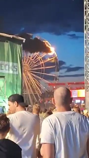 Orrore alla festa di paese, incendio sulla ruota panoramica piena di persone