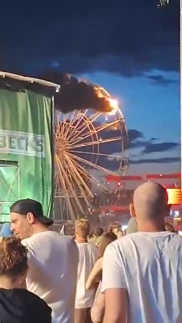 Orrore alla festa di paese, incendio sulla ruota panoramica piena di persone