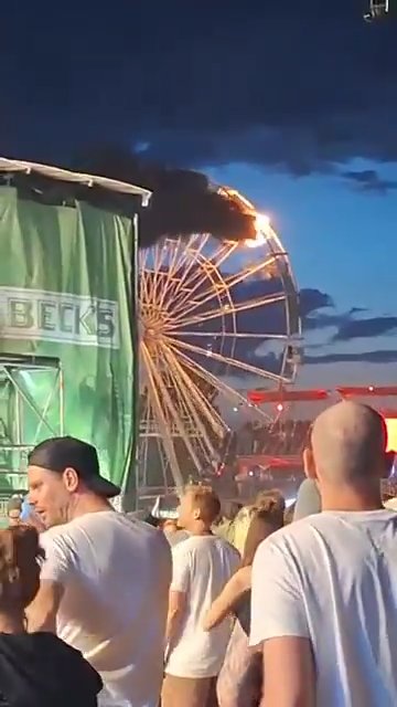 Orrore alla festa di paese, incendio sulla ruota panoramica piena di persone