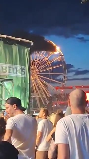 Orrore alla festa di paese, incendio sulla ruota panoramica piena di persone