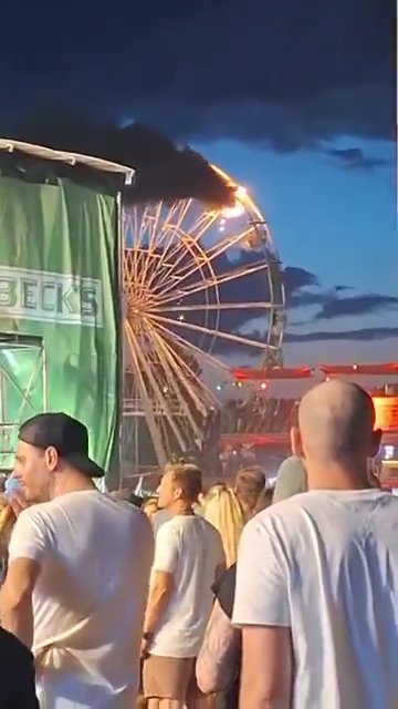 Orrore alla festa di paese, incendio sulla ruota panoramica piena di persone