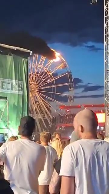 Orrore alla festa di paese, incendio sulla ruota panoramica piena di persone