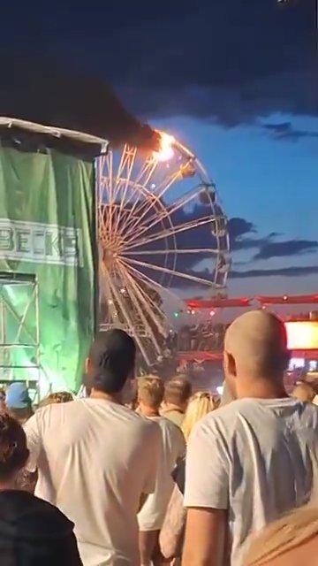 Orrore alla festa di paese, incendio sulla ruota panoramica piena di persone