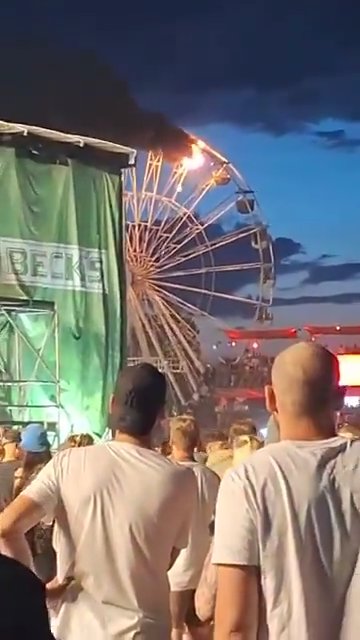 Orrore alla festa di paese, incendio sulla ruota panoramica piena di persone