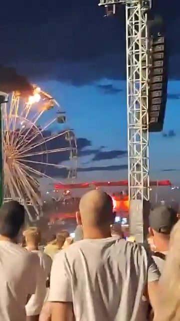 Orrore alla festa di paese, incendio sulla ruota panoramica piena di persone