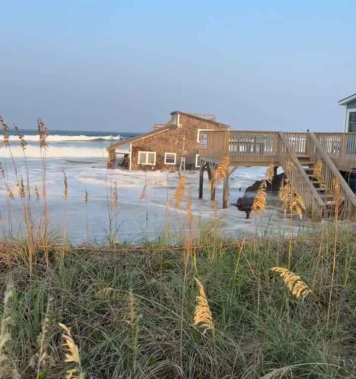 Uragano Ernesto sradica una casa che prende il largo nel mare video