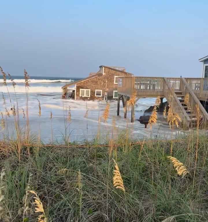 Uragano Ernesto sradica una casa che prende il largo nel mare video