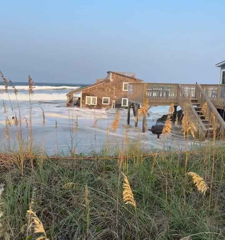 Uragano Ernesto sradica una casa che prende il largo nel mare video