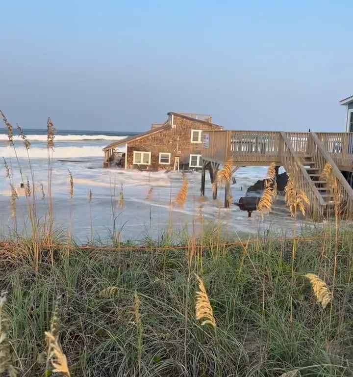 Uragano Ernesto sradica una casa che prende il largo nel mare video