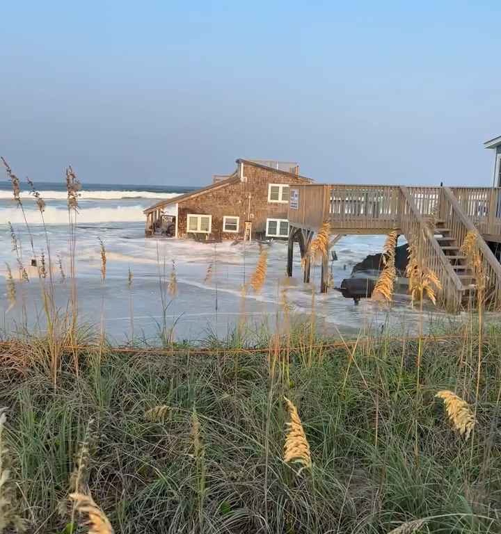 Uragano Ernesto sradica una casa che prende il largo nel mare video