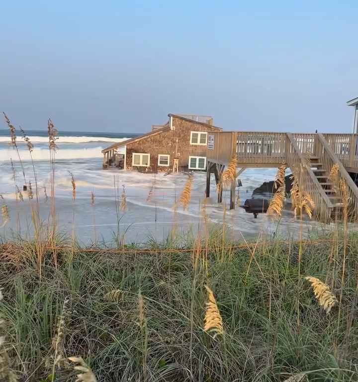 Uragano Ernesto sradica una casa che prende il largo nel mare video