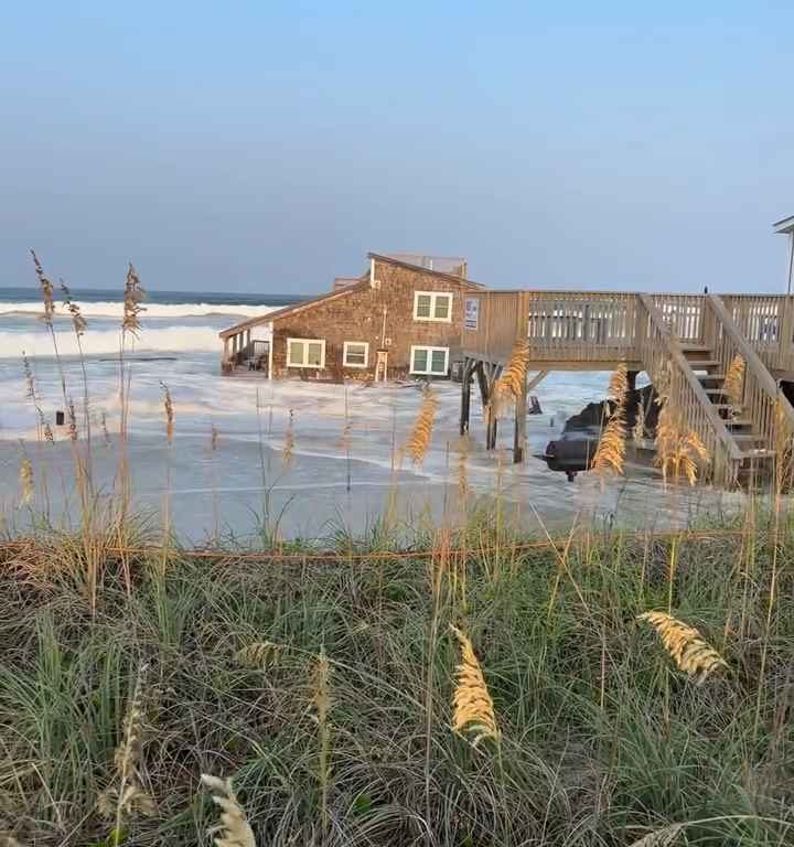 Uragano Ernesto sradica una casa che prende il largo nel mare video