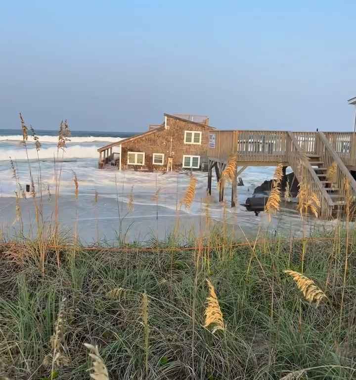 Uragano Ernesto sradica una casa che prende il largo nel mare video