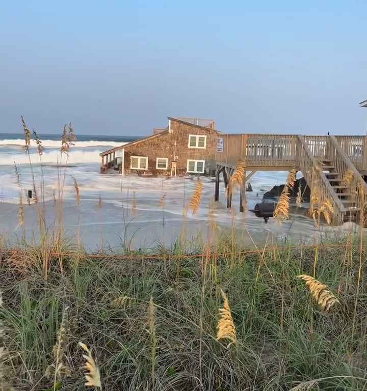 Uragano Ernesto sradica una casa che prende il largo nel mare video