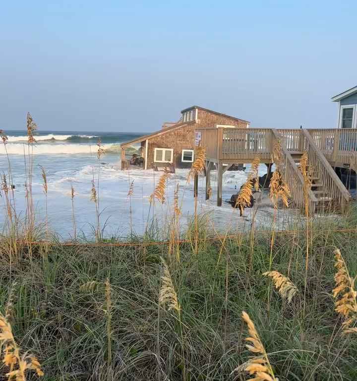 Uragano Ernesto sradica una casa che prende il largo nel mare video