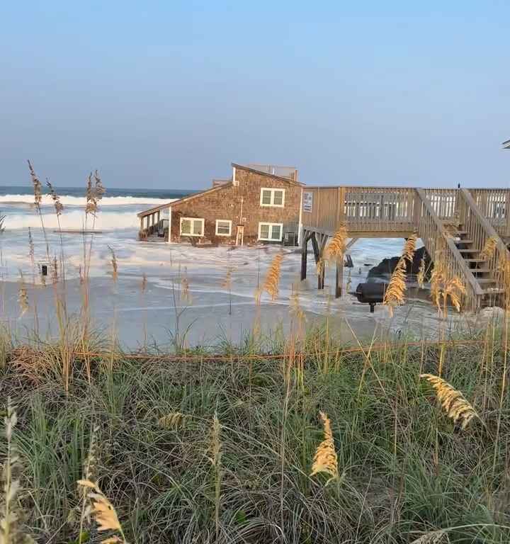 Uragano Ernesto sradica una casa che prende il largo nel mare video