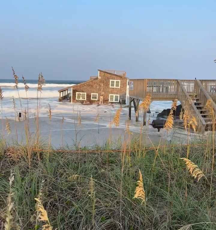 Uragano Ernesto sradica una casa che prende il largo nel mare video