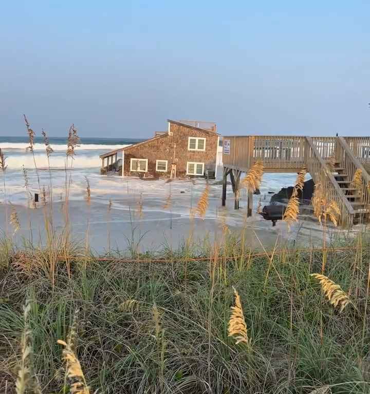 Uragano Ernesto sradica una casa che prende il largo nel mare video