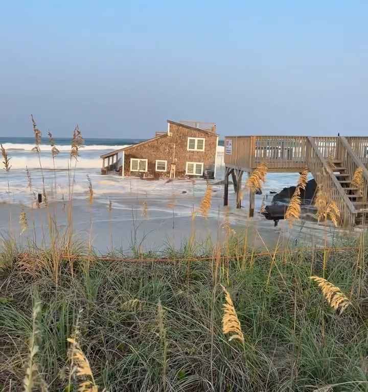 Uragano Ernesto sradica una casa che prende il largo nel mare video